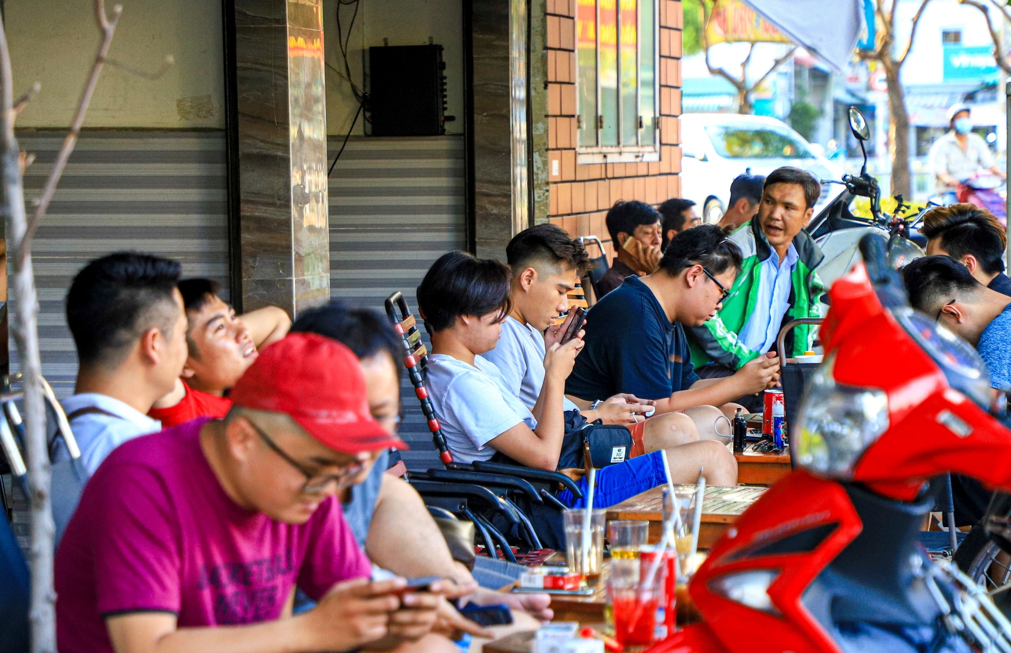 Quan nhau hoat dong cong khai truoc khi TP.HCM cho phep mo lai hinh anh