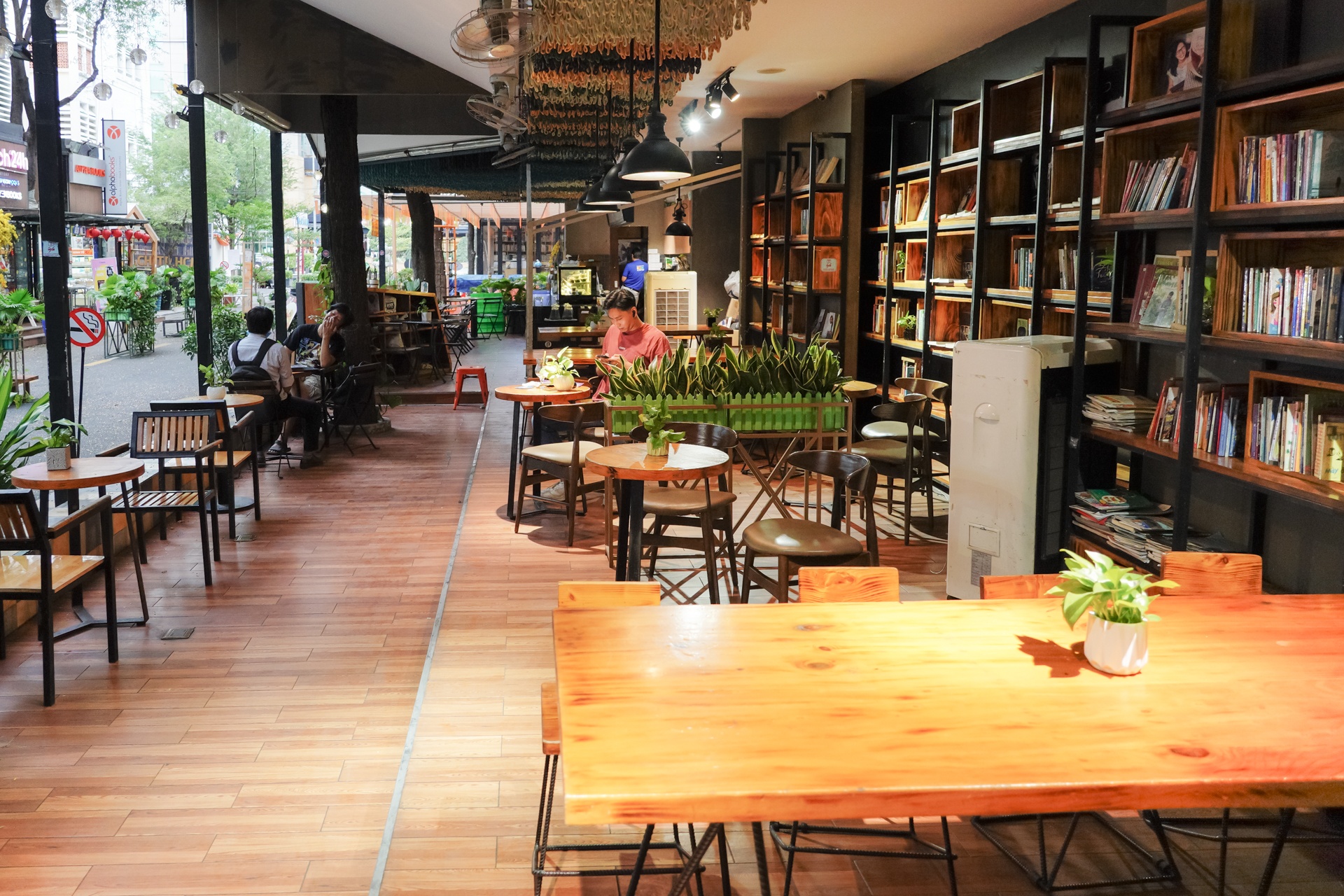 Pho sach mo cua kinh doanh tro lai sau thoi gian cach ly xa hoi anh 11