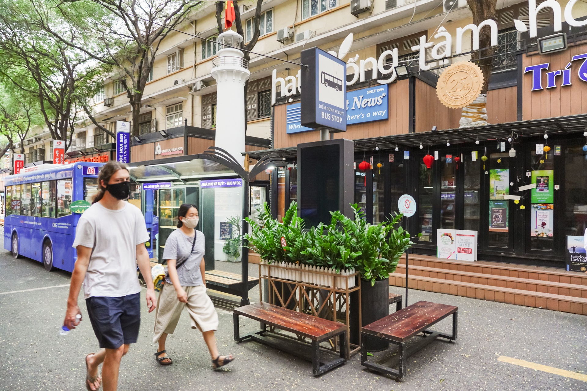 Pho sach mo cua kinh doanh tro lai sau thoi gian cach ly xa hoi anh 3