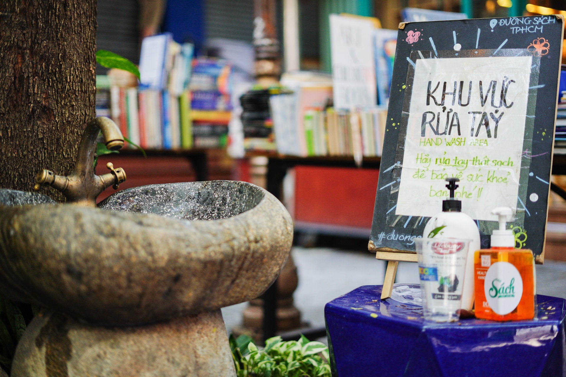 Pho sach mo cua kinh doanh tro lai sau thoi gian cach ly xa hoi anh 2