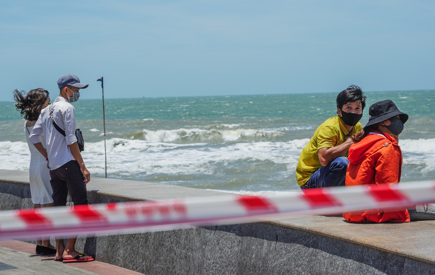 Du khach co vuot rao tam bien o Vung Tau du co lenh cam hinh anh