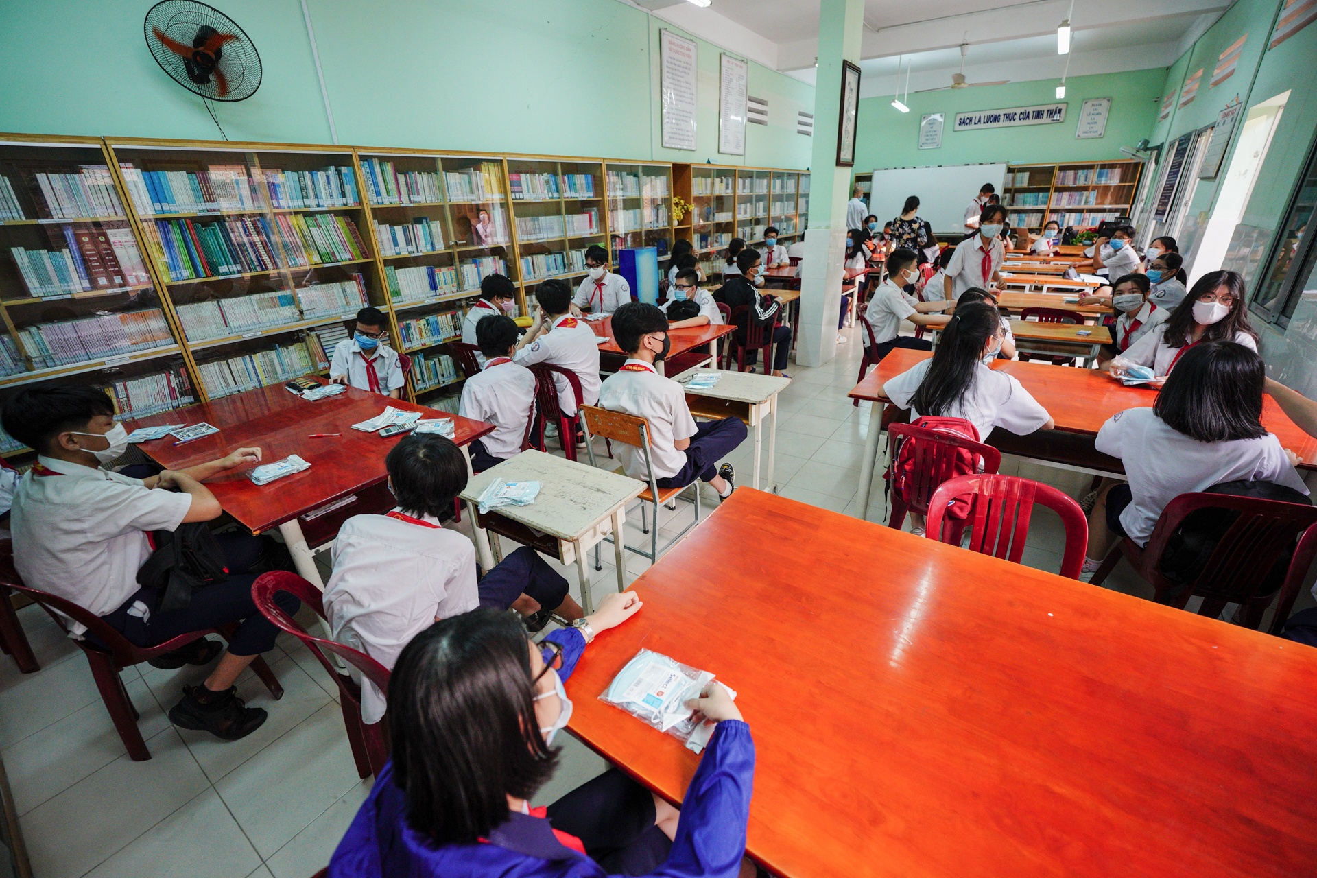 hoc sinh di hoc tro lai sau nghi dich anh 10