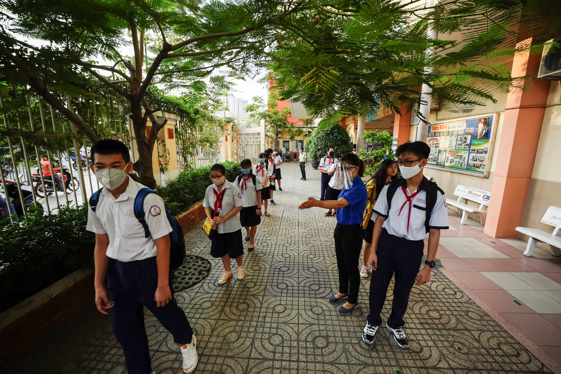hoc sinh di hoc tro lai sau nghi dich anh 8