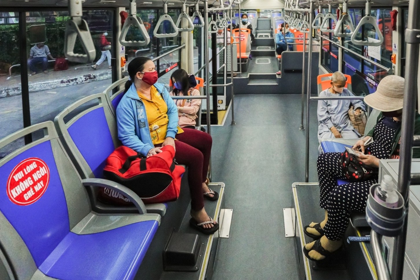 Xe buyt TP.HCM dan decal 'Vui long khong ngoi ghe nay' de gian cach hinh anh