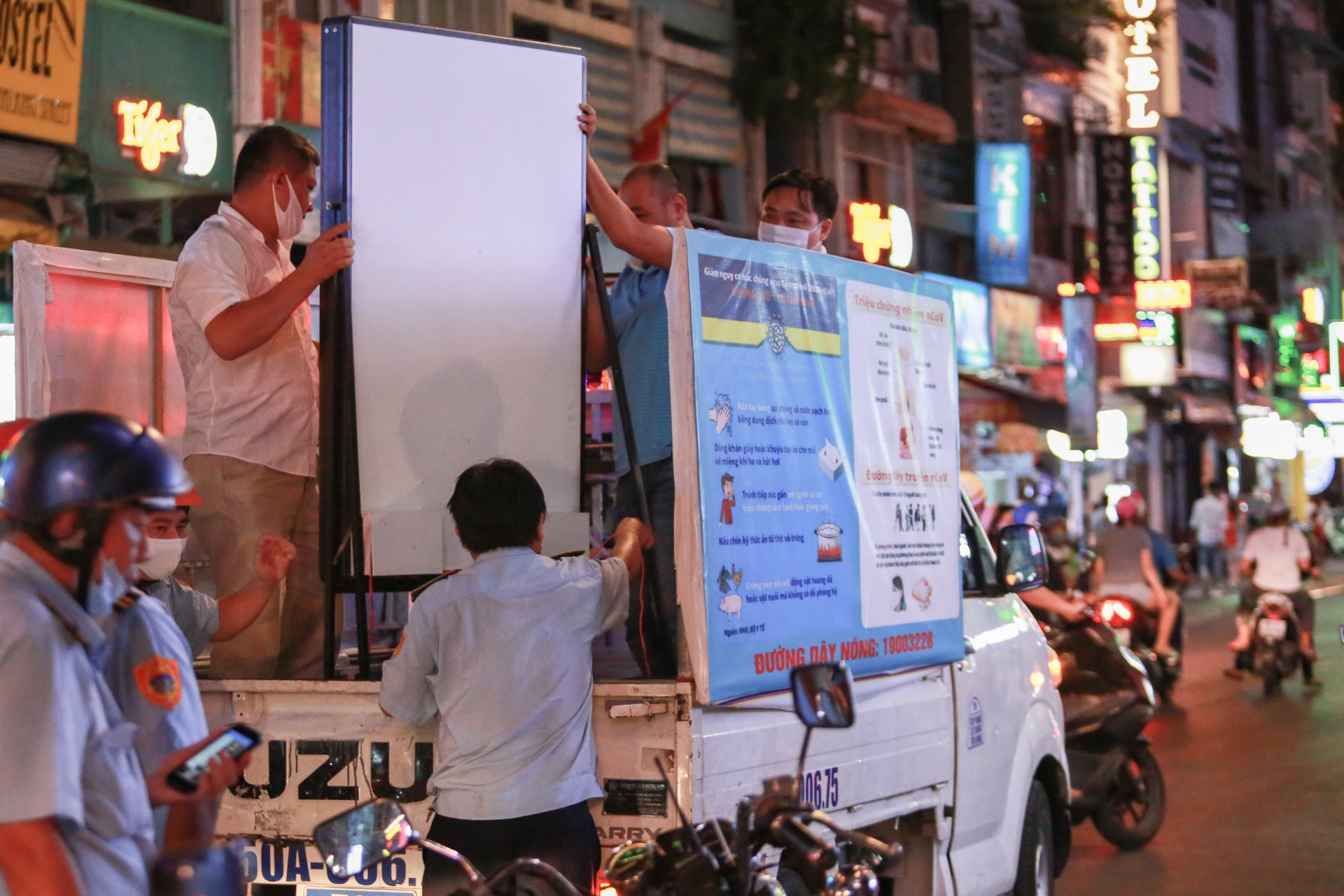 Quan bar duoc phep mo cua tro lai anh 12