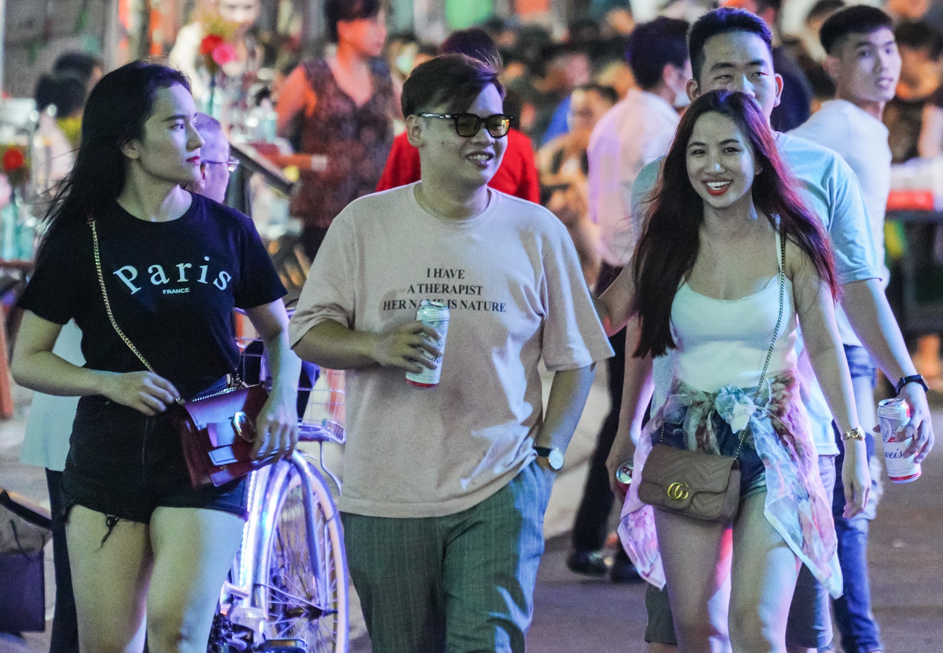 Quan bar duoc phep mo cua tro lai anh 2