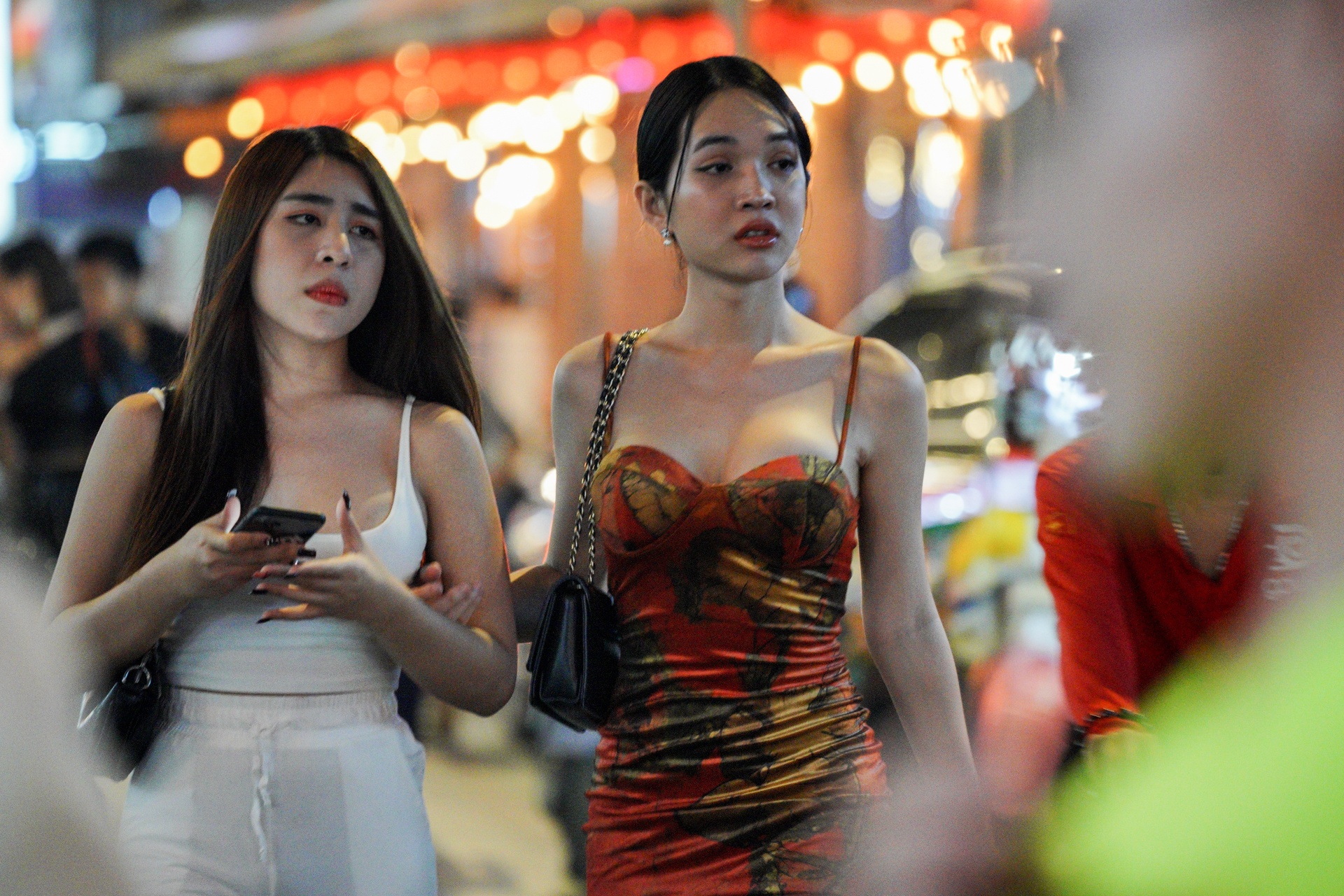 Quan bar duoc phep mo cua tro lai anh 1