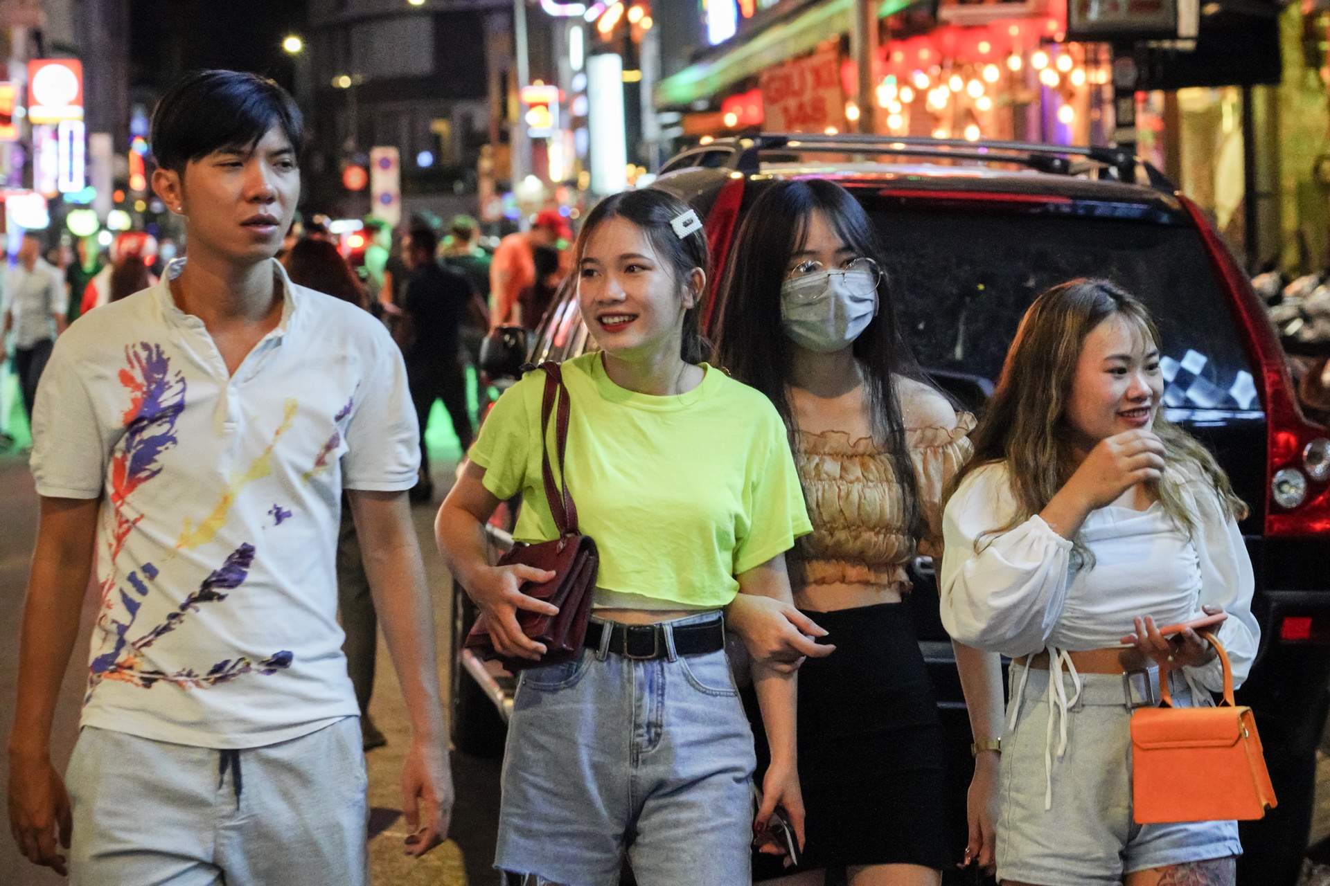 Quan bar duoc phep mo cua tro lai anh 10