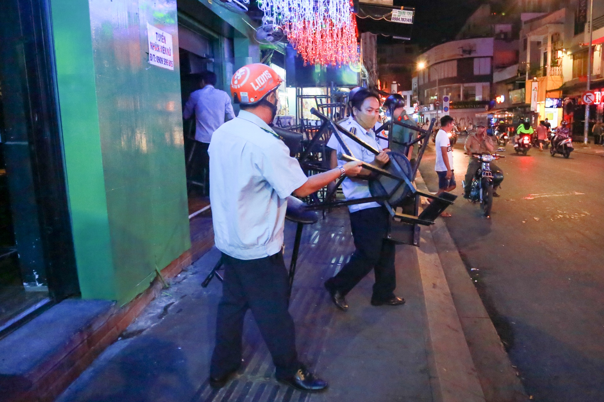 Quan bar duoc phep mo cua tro lai anh 11