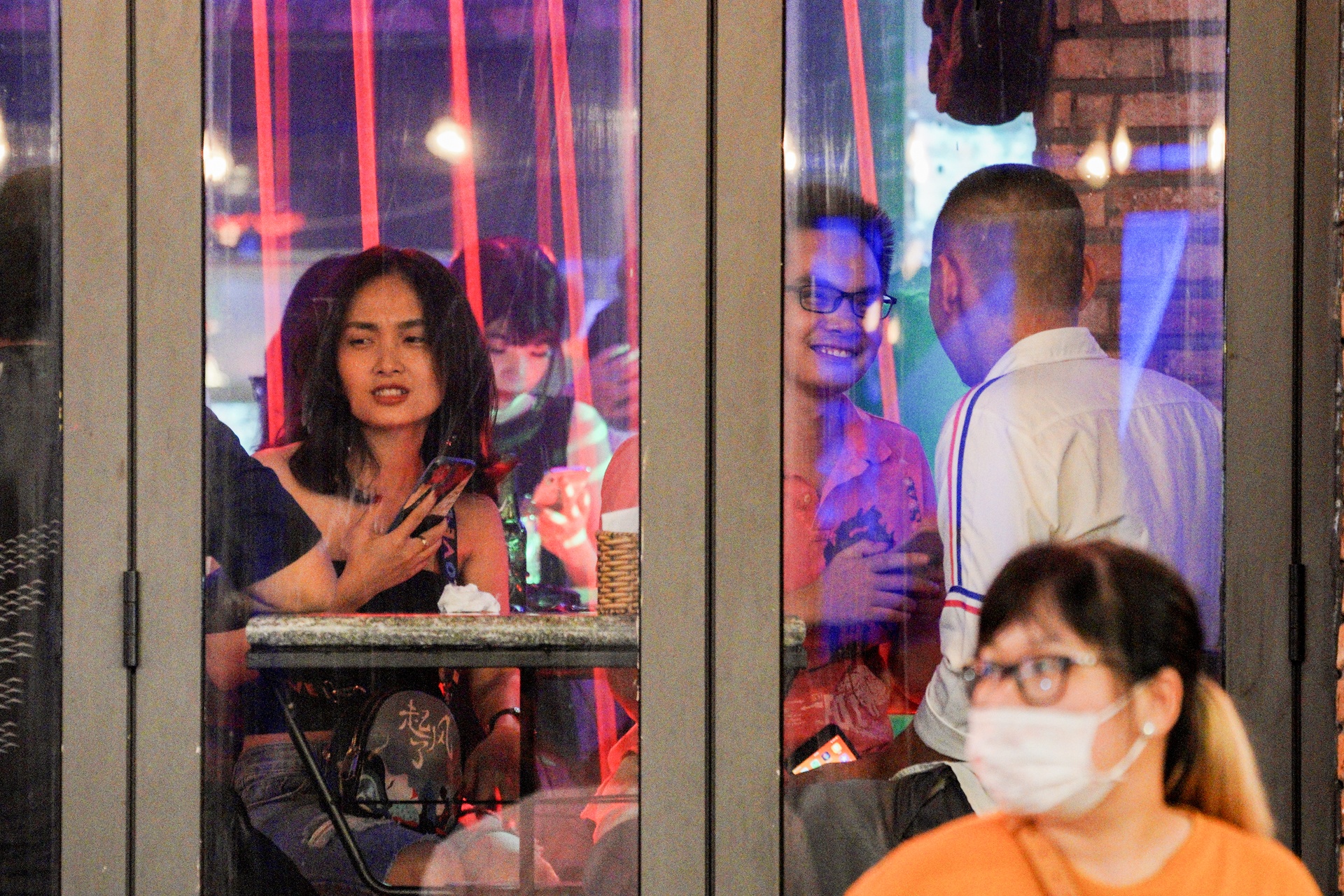 Quan bar duoc phep mo cua tro lai anh 9