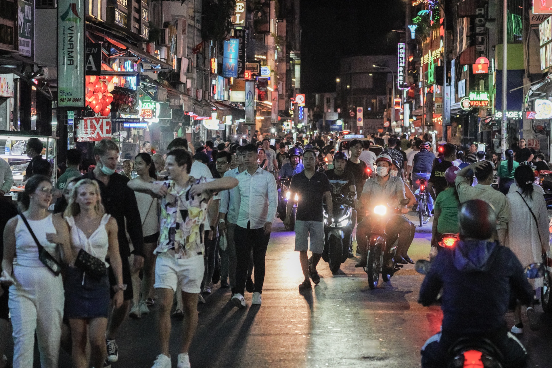 Quan bar duoc phep mo cua tro lai anh 4