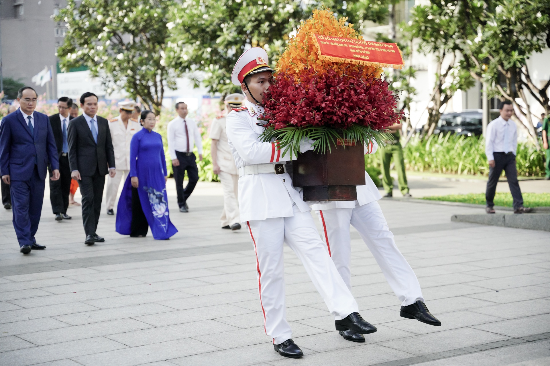 Lanh dao TP.HCM dang huong tuong niem nhan dip sinh nhat Bac hinh anh