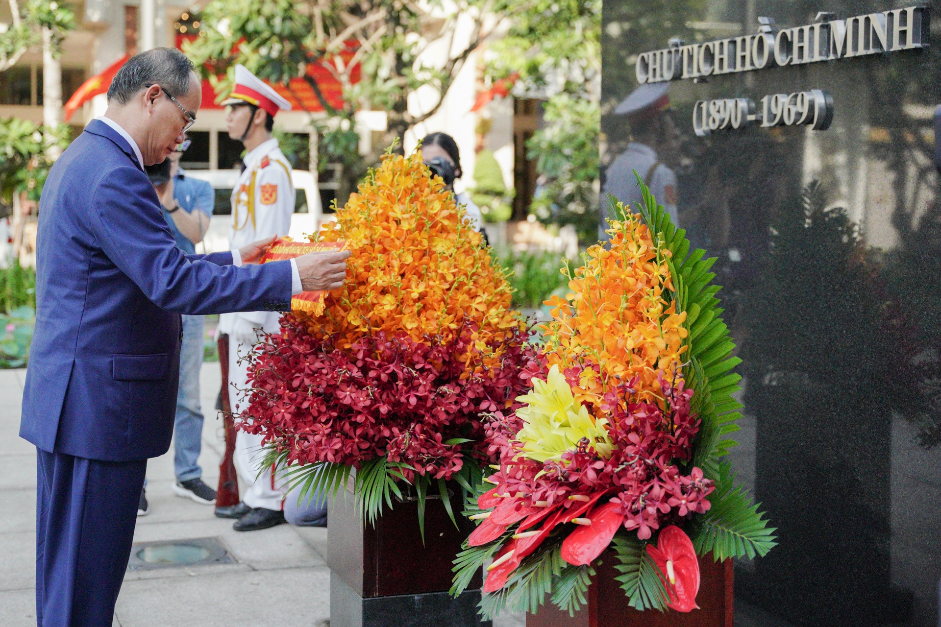 Dang hoa tuong niem 130 nam ngay sinh Bac Ho anh 7