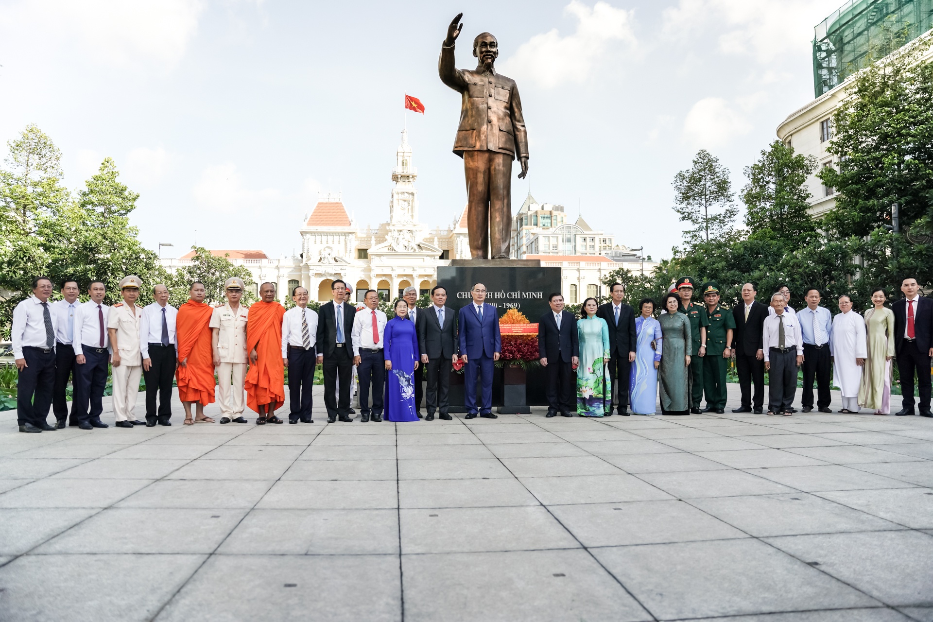 Dang hoa tuong niem 130 nam ngay sinh Bac Ho anh 8