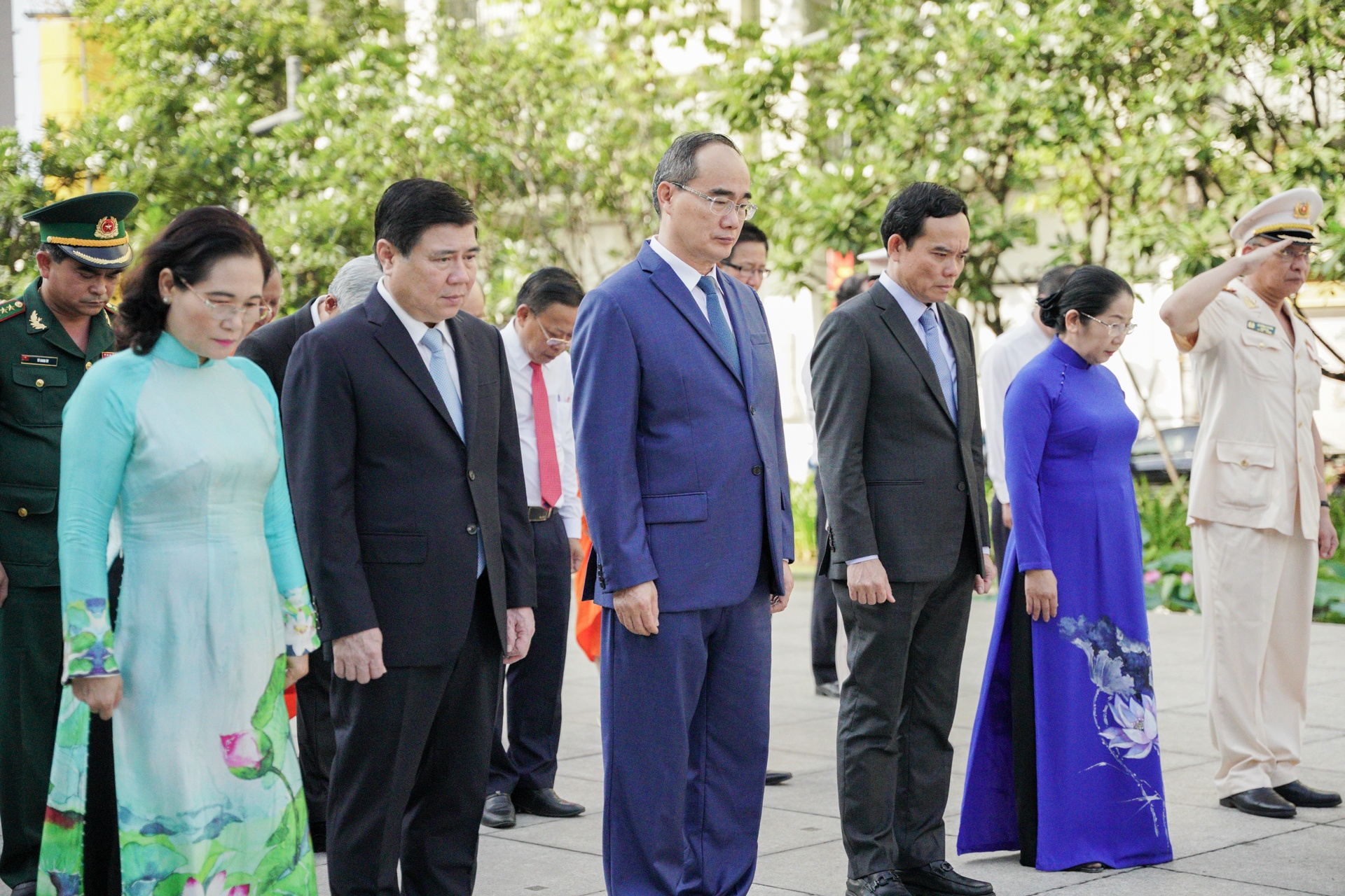 Dang hoa tuong niem 130 nam ngay sinh Bac Ho anh 6