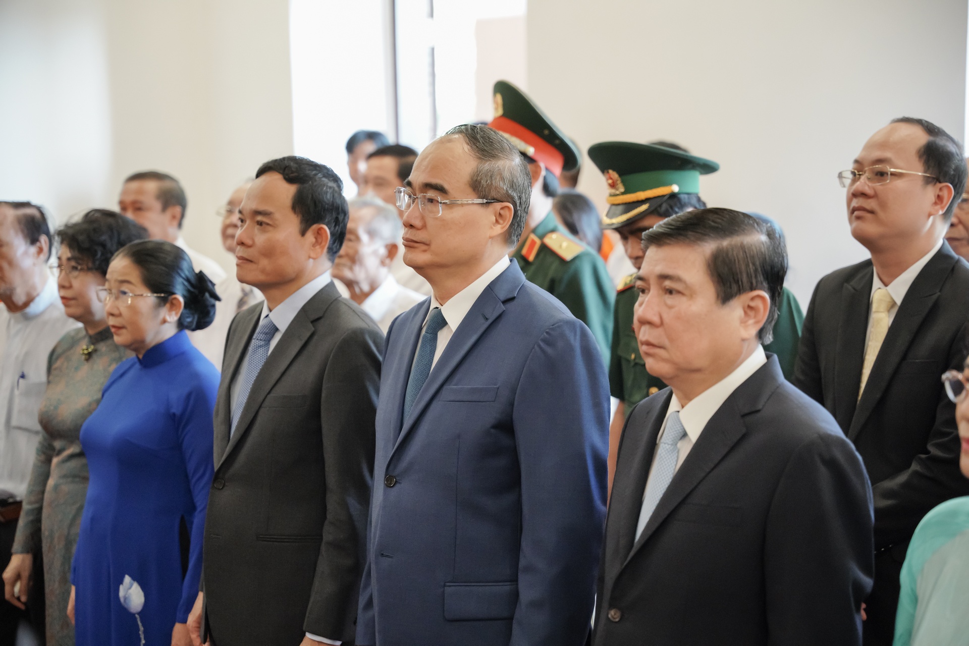 Dang hoa tuong niem 130 nam ngay sinh Bac Ho anh 1