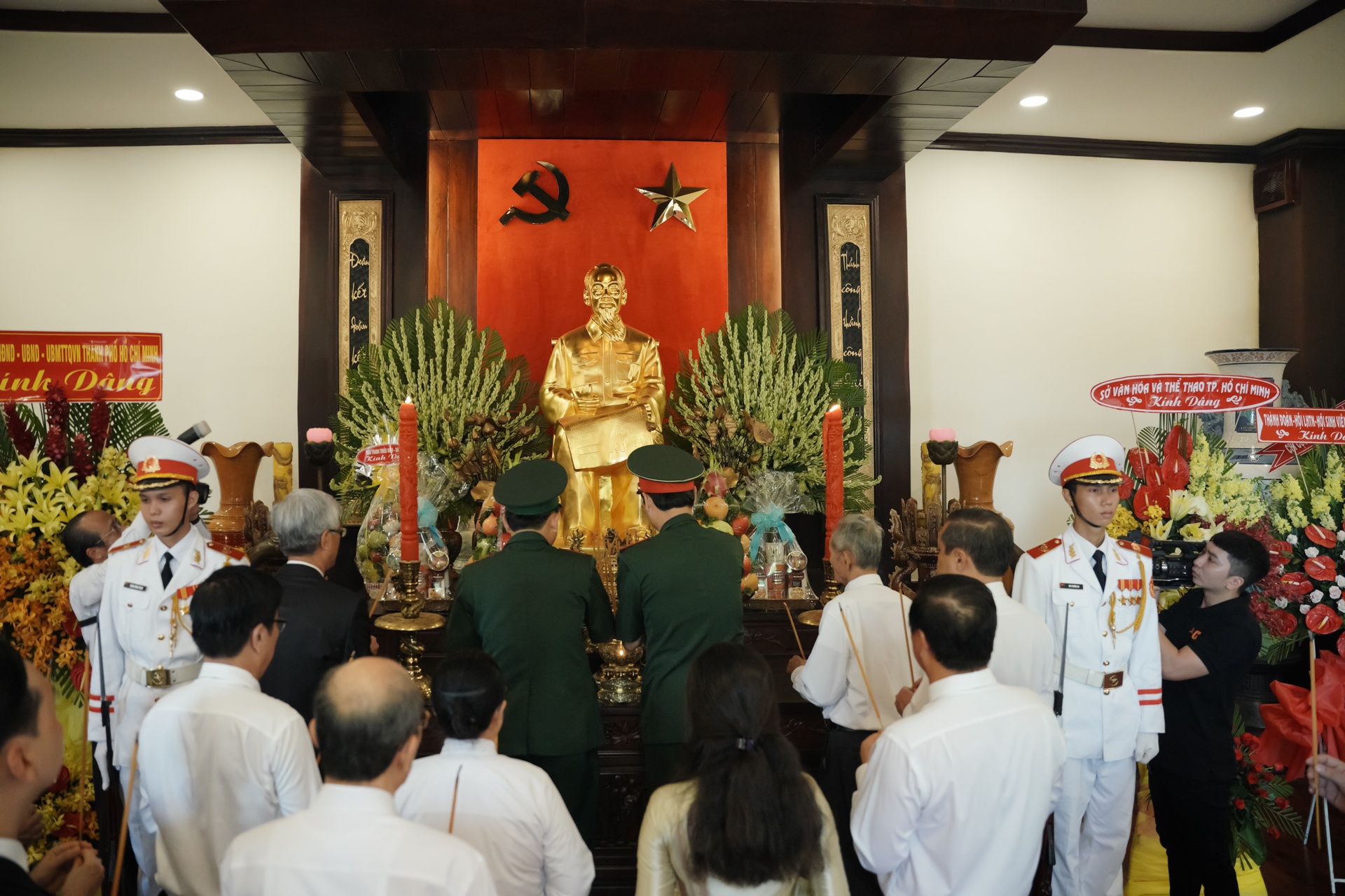 Dang hoa tuong niem 130 nam ngay sinh Bac Ho anh 2