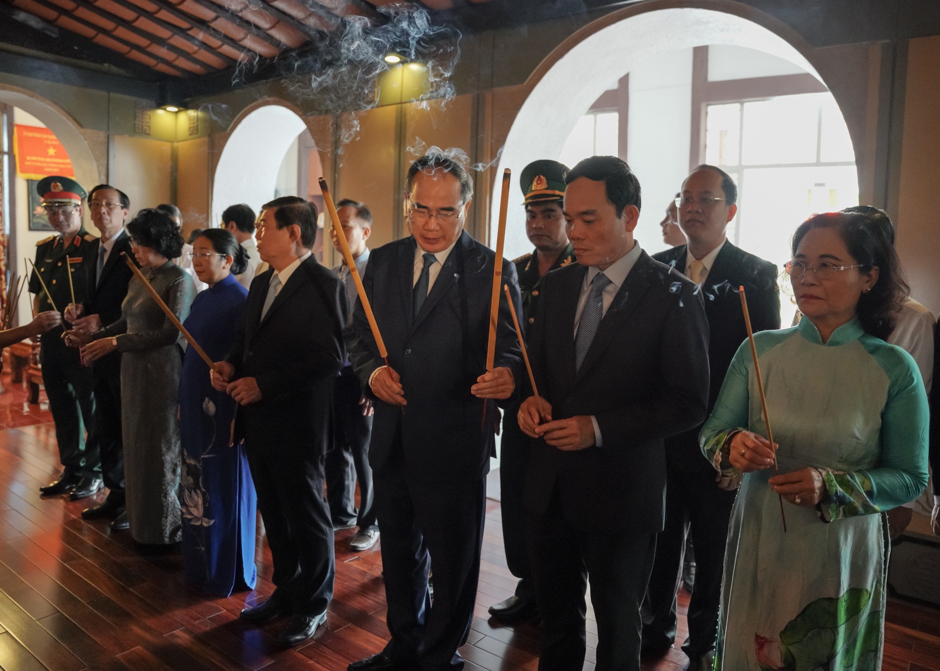 Dang hoa tuong niem 130 nam ngay sinh Bac Ho anh 3