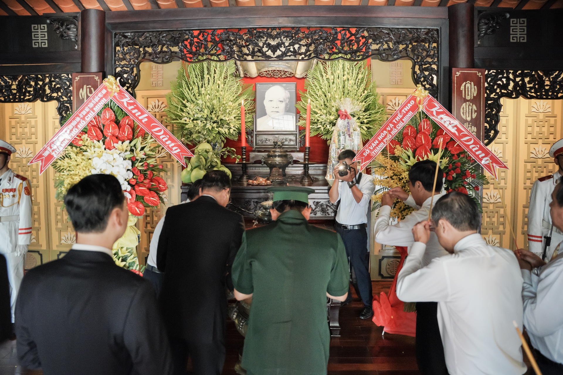 Dang hoa tuong niem 130 nam ngay sinh Bac Ho anh 4