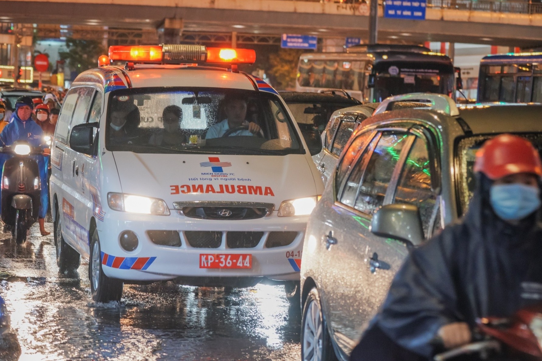 Xe cuu thuong ket giua dong phuong tien trong mua hinh anh