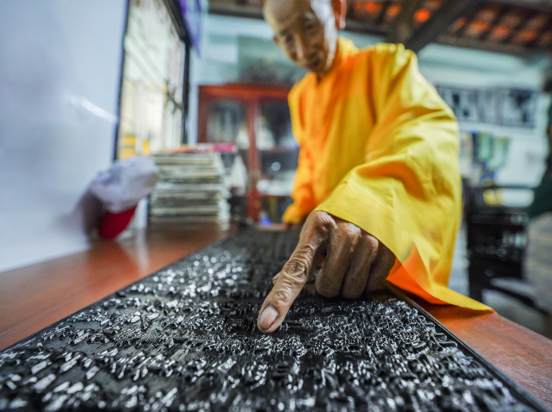 Chua co o Binh Thuan luu giu bo kinh khac go doc nhat Viet Nam hinh anh