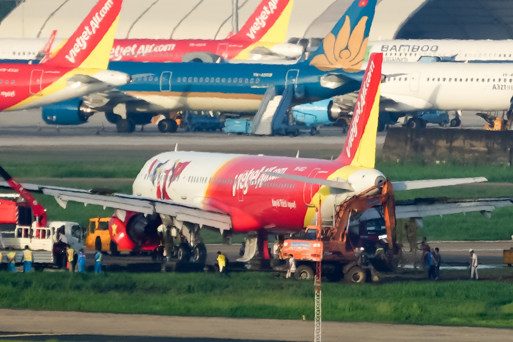 'Giai cuu' thanh cong may bay VietJet bi lech duong bang hinh anh