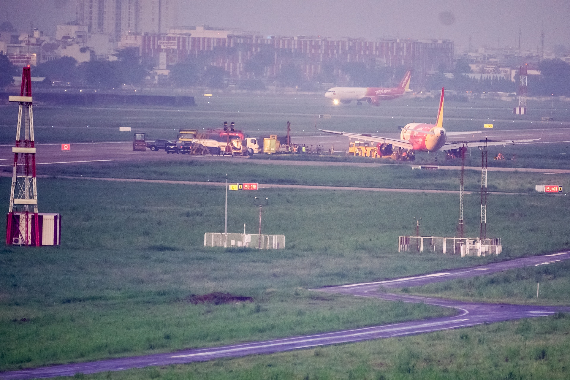 May bay tro lai san do Tan Son Nhat anh 1