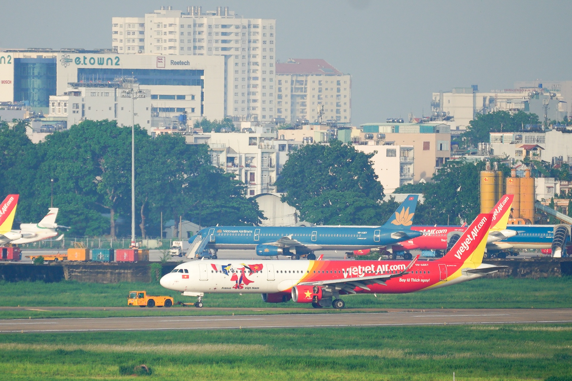 May bay tro lai san do Tan Son Nhat anh 6