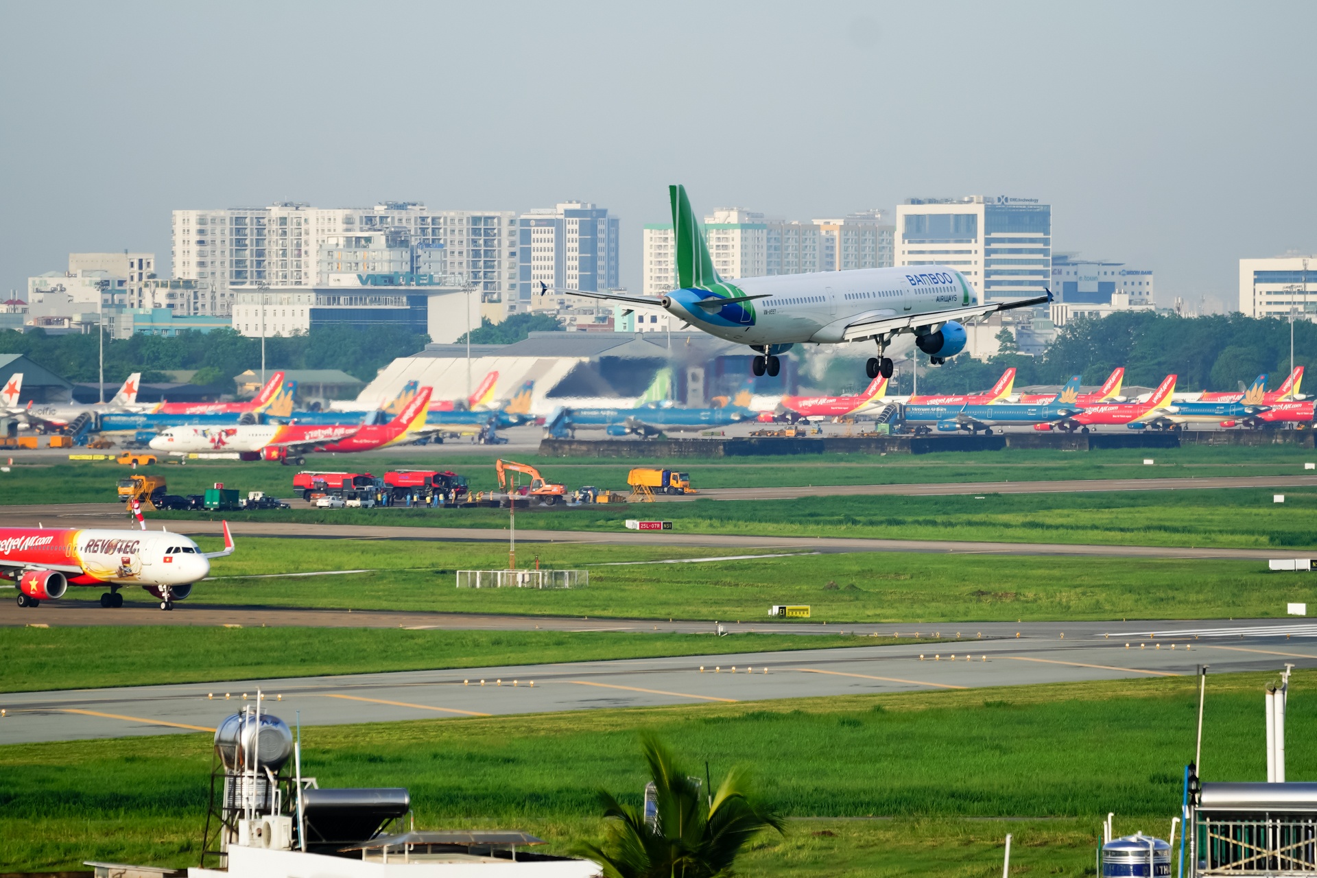 May bay tro lai san do Tan Son Nhat anh 9