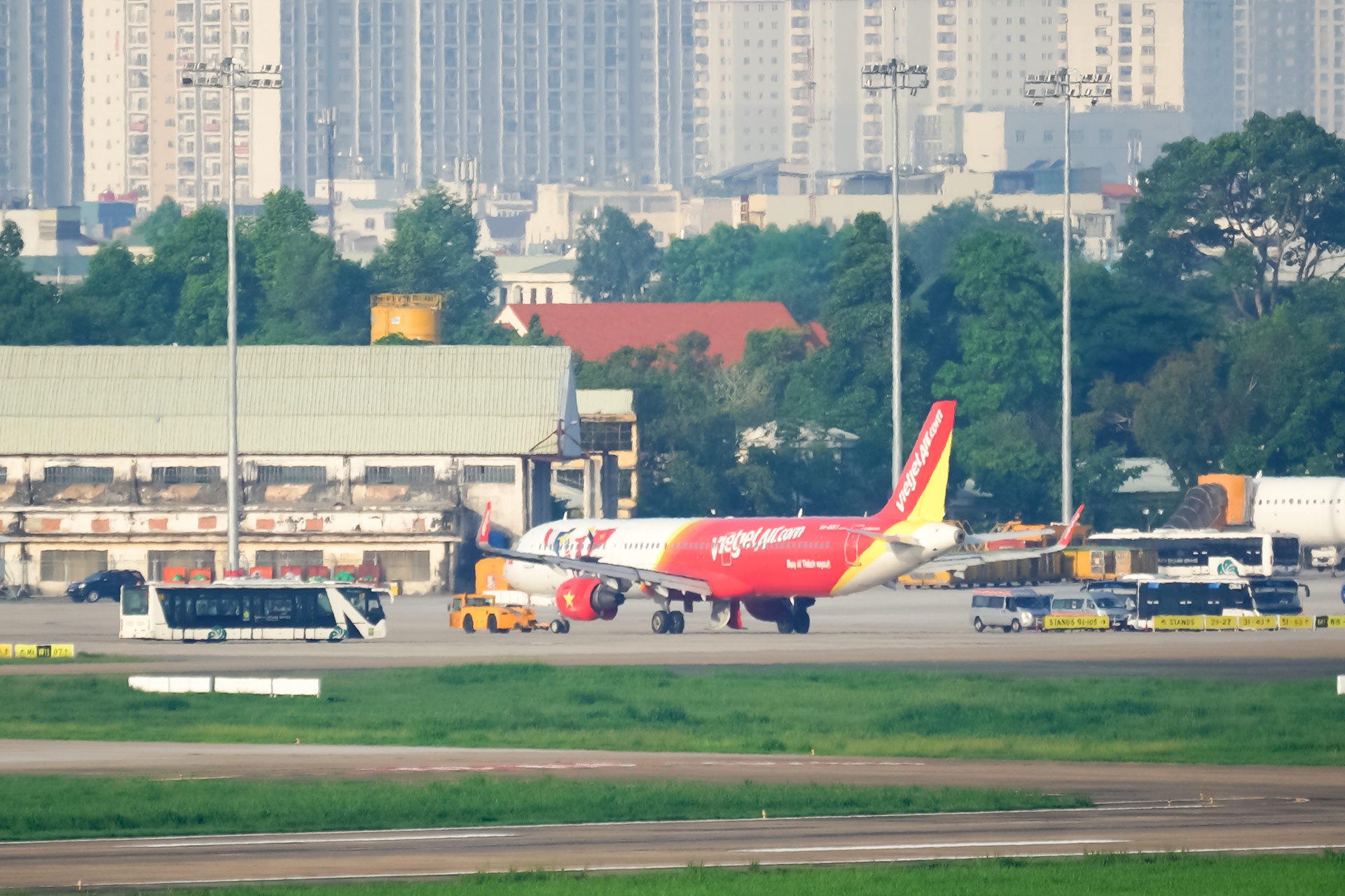 May bay tro lai san do Tan Son Nhat anh 7