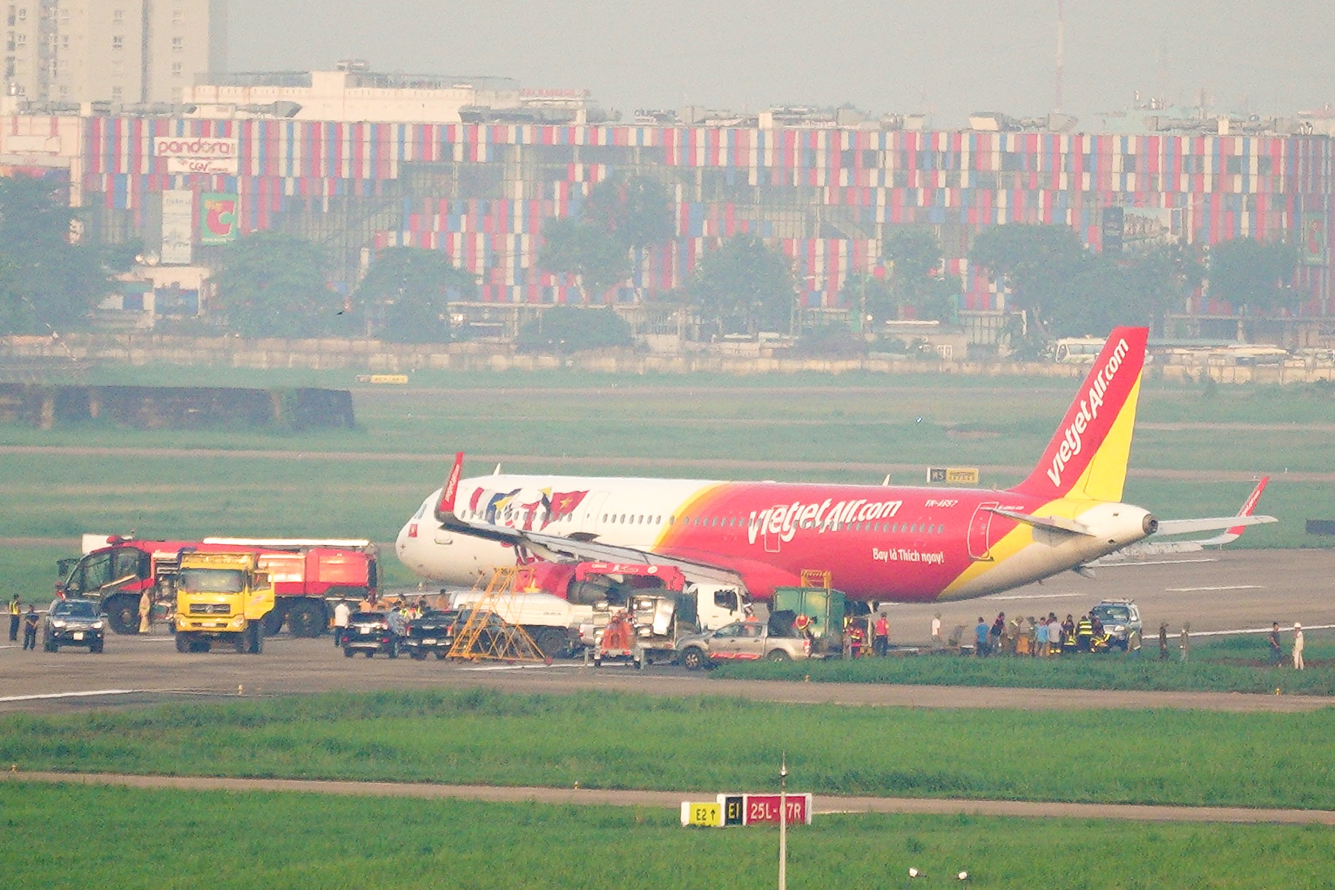 May bay tro lai san do Tan Son Nhat anh 2