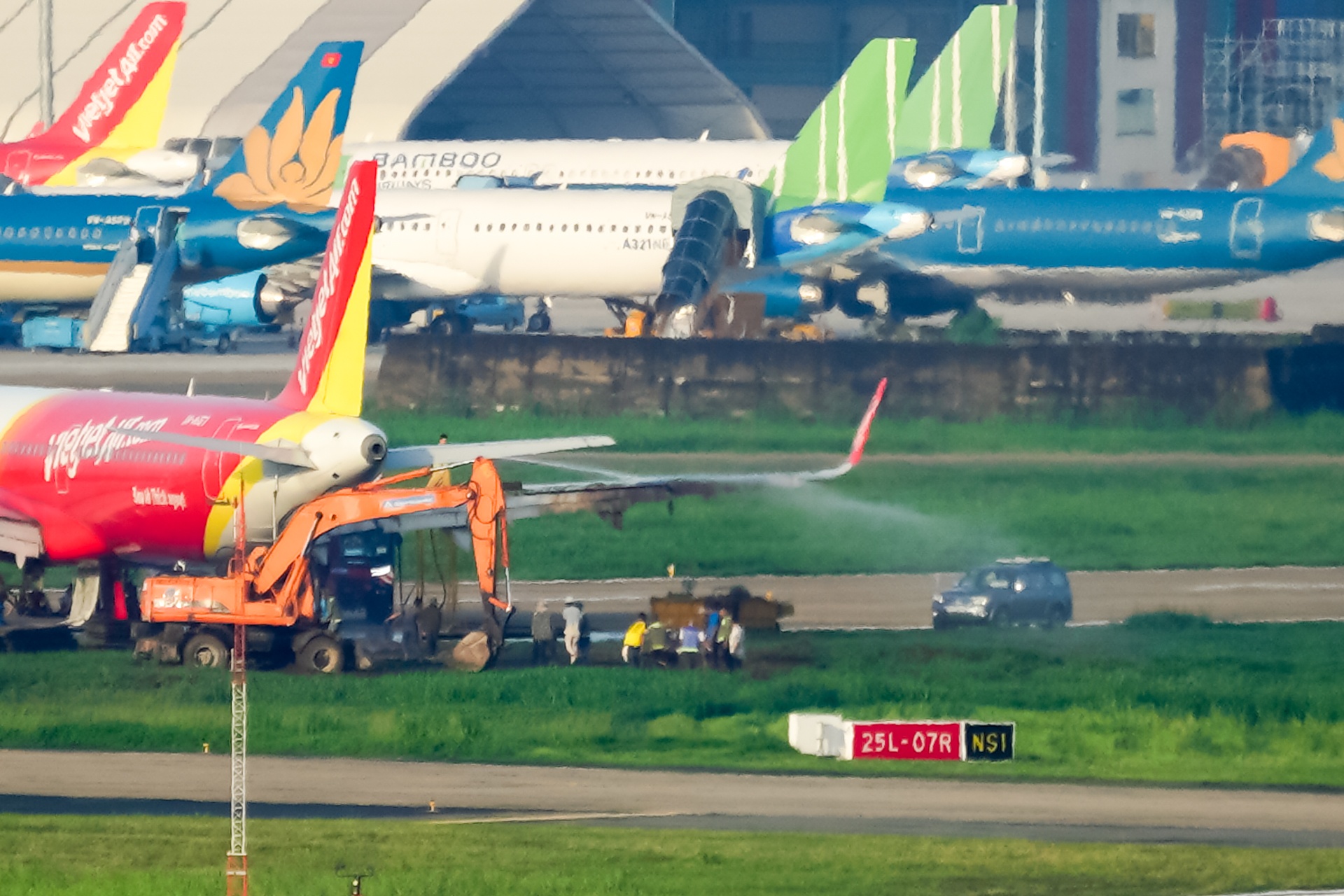 May bay tro lai san do Tan Son Nhat anh 4