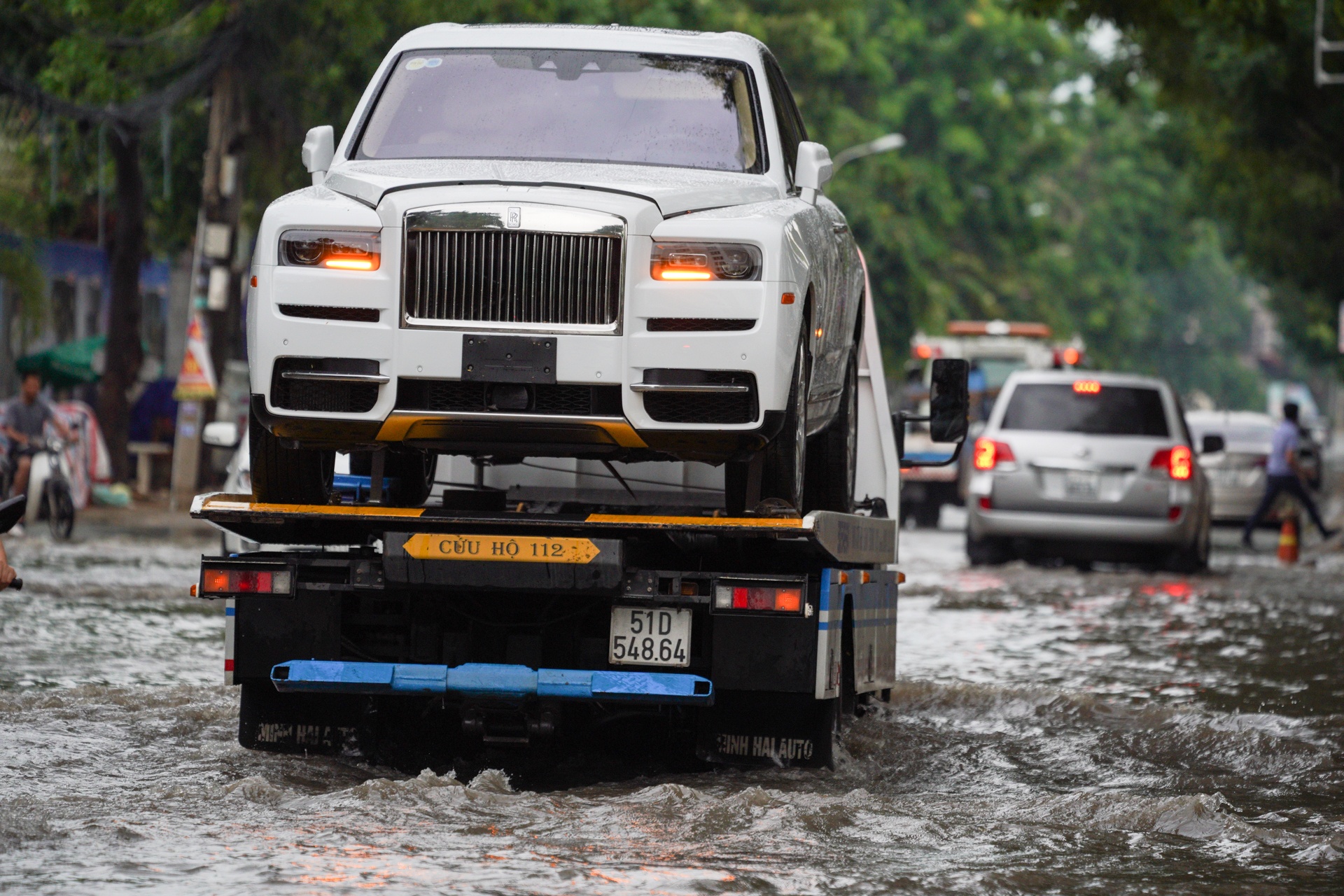 Xe sang Rolls-Royce chet may sau con mua lon o Thao Dien hinh anh