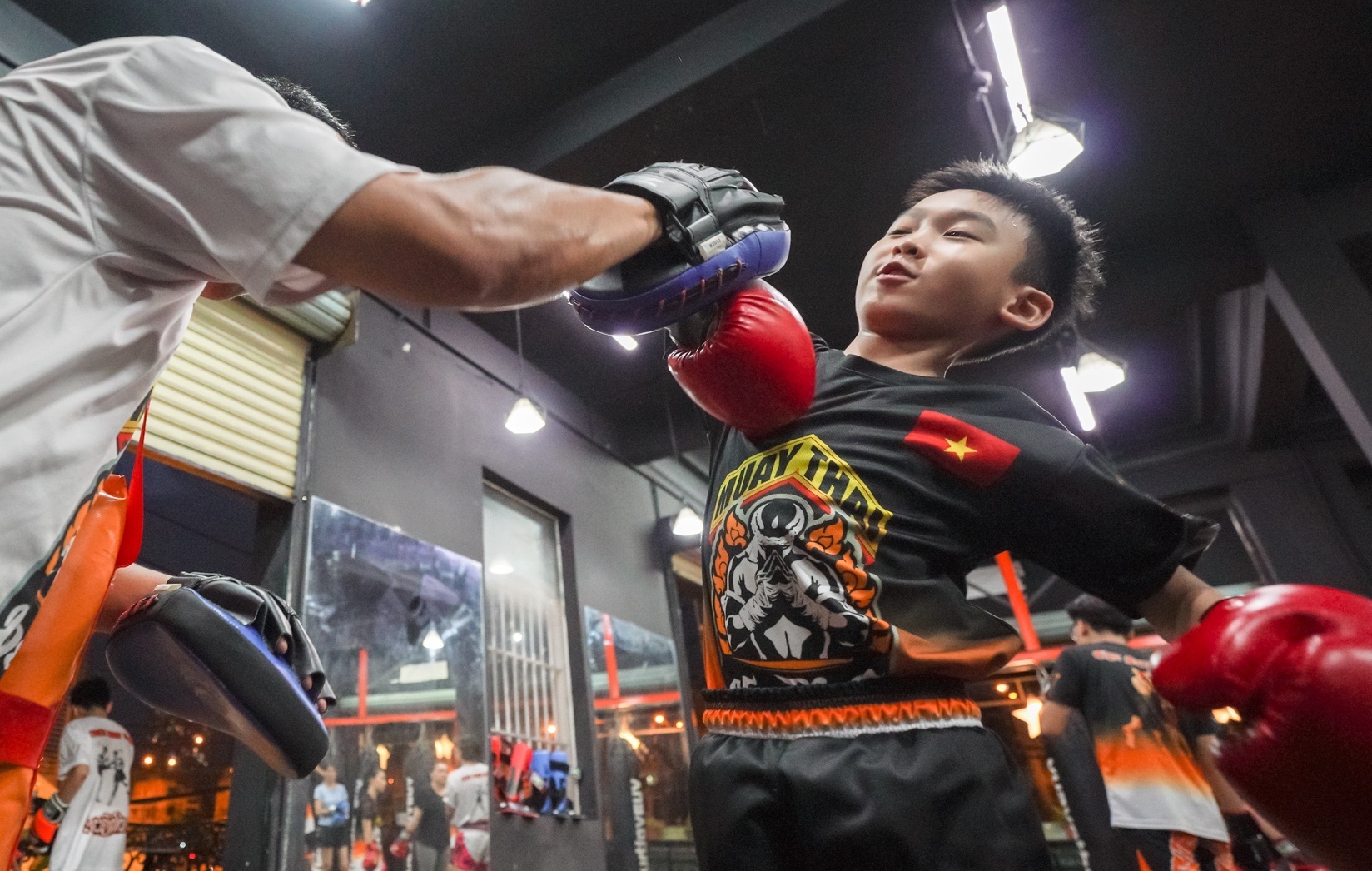 Lop hoc Muay Thai o TP.HCM giup tre tranh xa dien thoai va game hinh anh