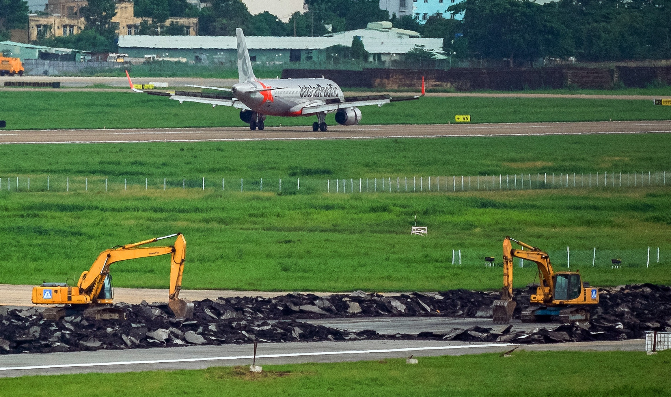 May xuc cao xoi duong bang Tan Son Nhat, Noi Bai hinh anh