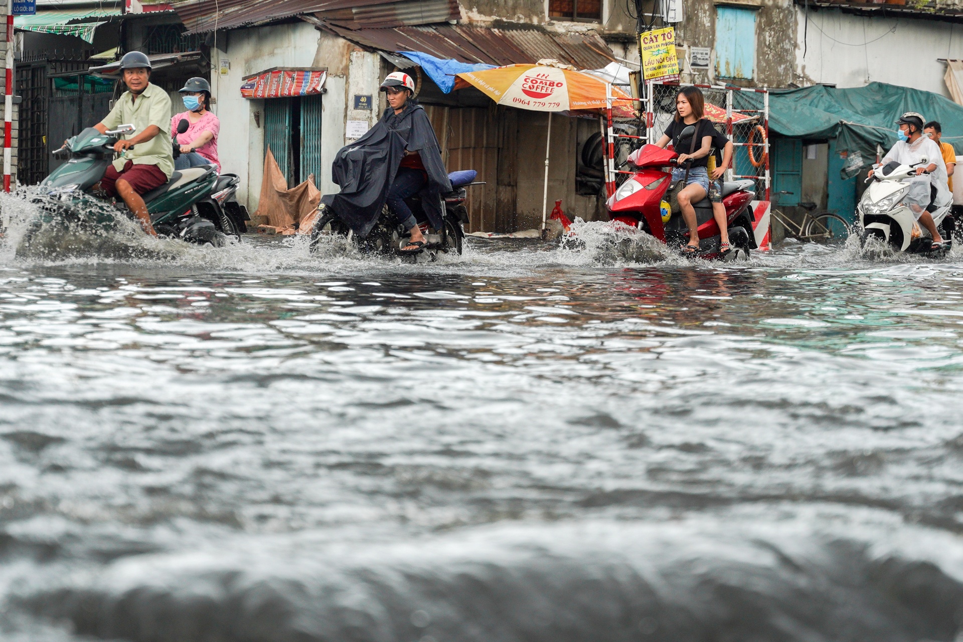 Ngap nang sau con mua lon anh 2