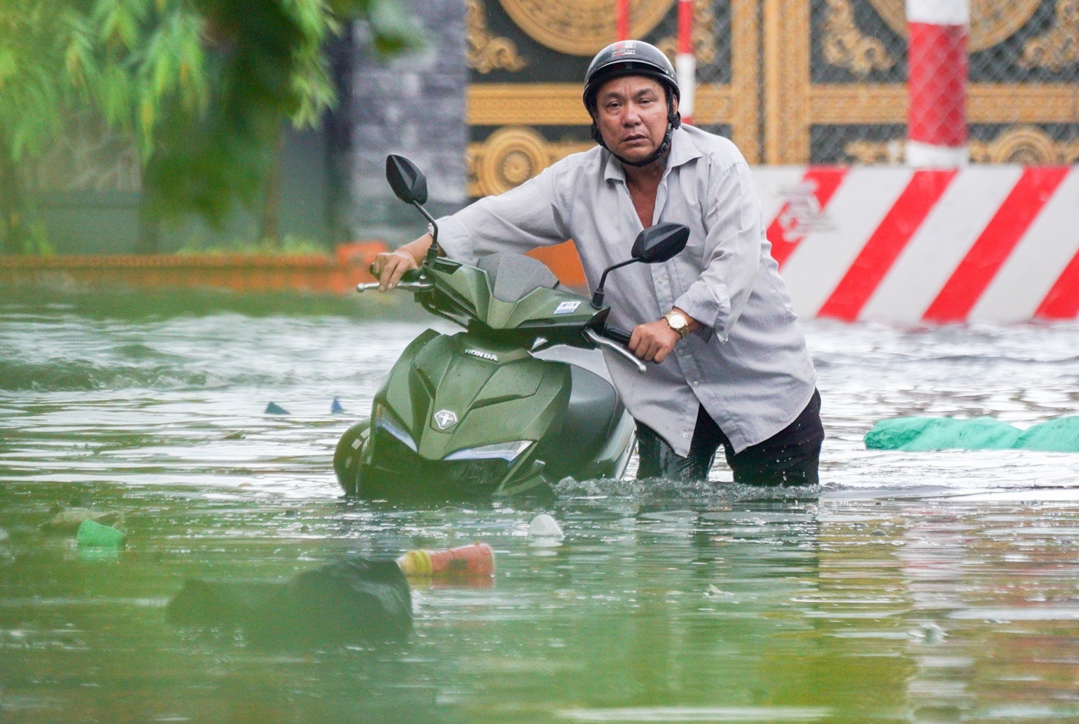 Nguoi va xe boi giua duong sau con mua lon tai TP.HCM hinh anh
