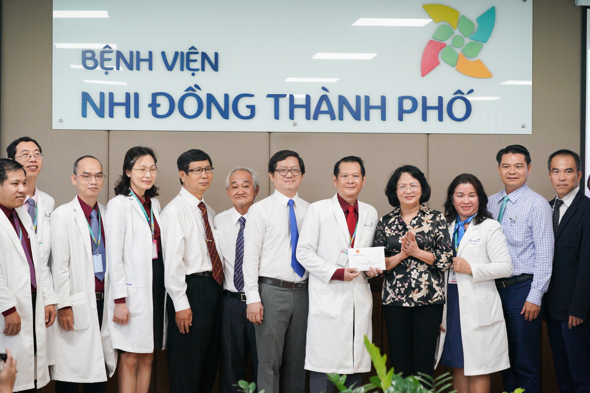 Phó chủ tịch nước thăm song nhi ảnh 5 Pho chu tich nuoc tham song nhi anh 5