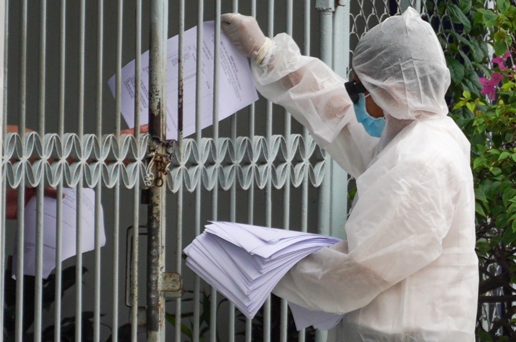 Phat phieu mua nhu yeu pham cho cu dan bi phong toa o Dong Nai hinh anh