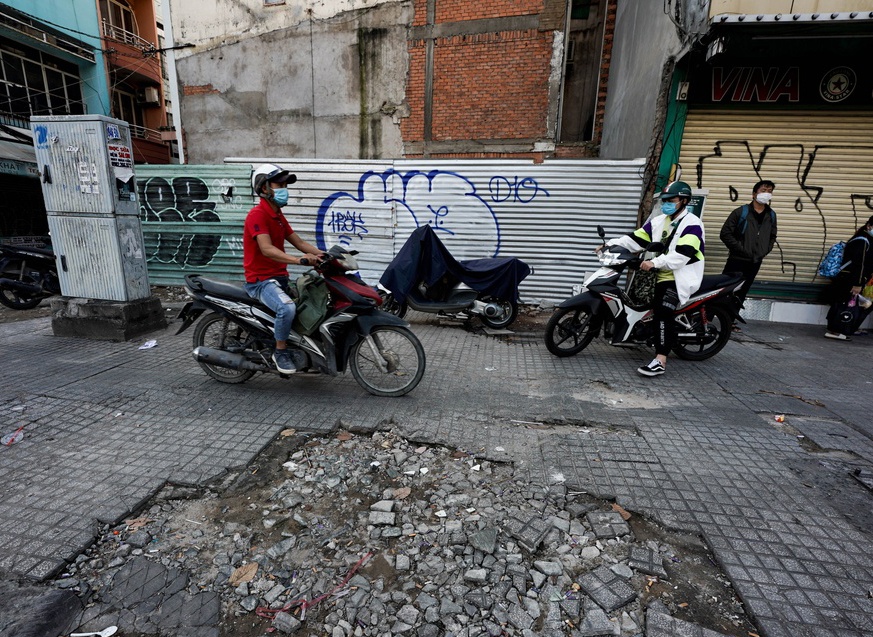 Xe may dua nhau di chuyen tren via he TP.HCM hinh anh