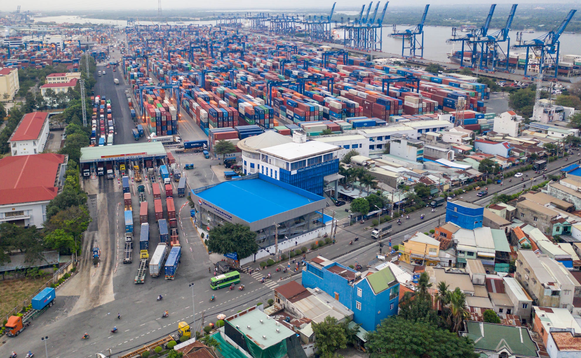 Cang Cat Lai tang toc giai phong container anh 1