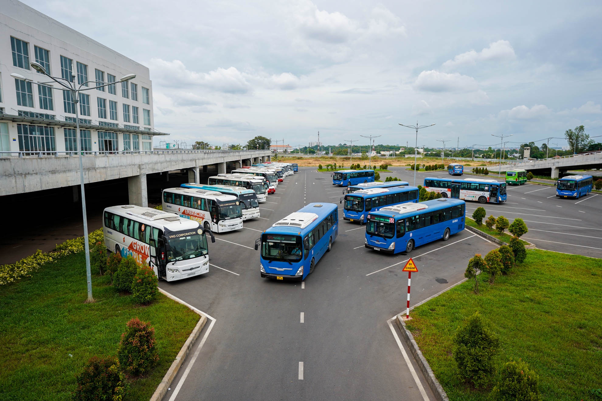 Ben xe Mien Dong moi vang khach anh 8