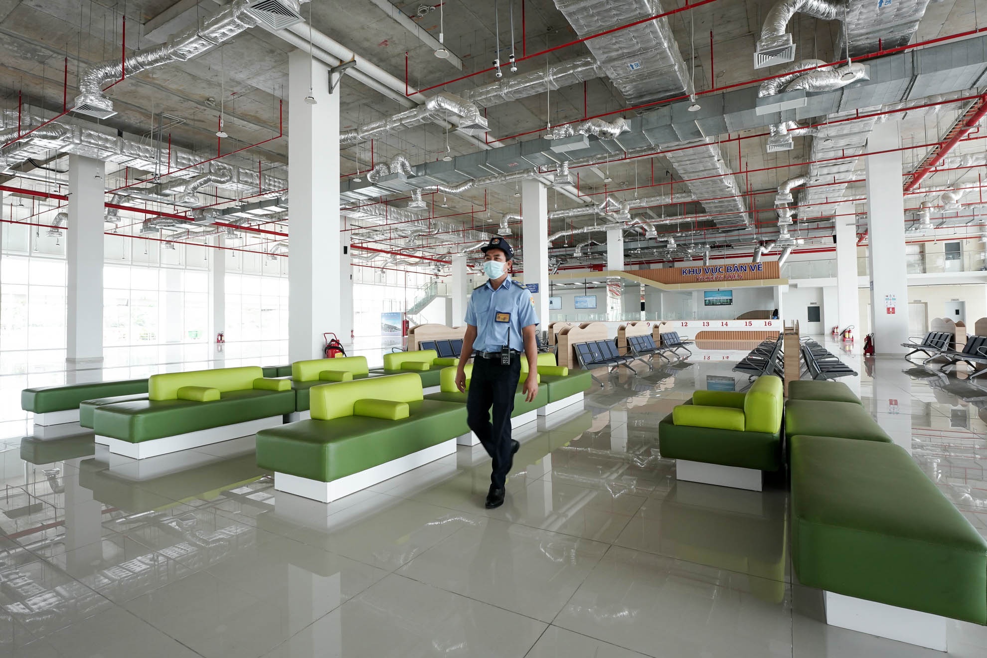 Ben xe Mien Dong moi vang khach anh 4