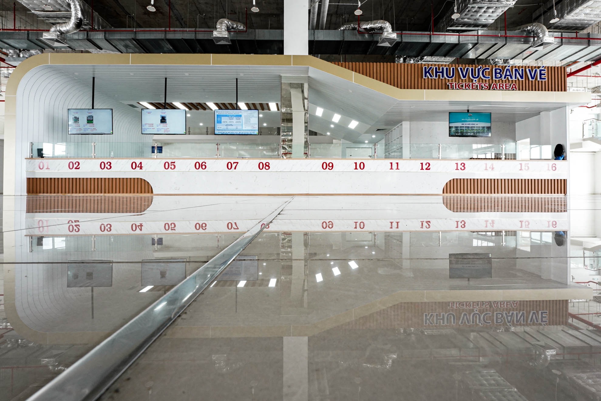 Ben xe Mien Dong moi vang khach sau gan 2 thang hoat dong hinh anh