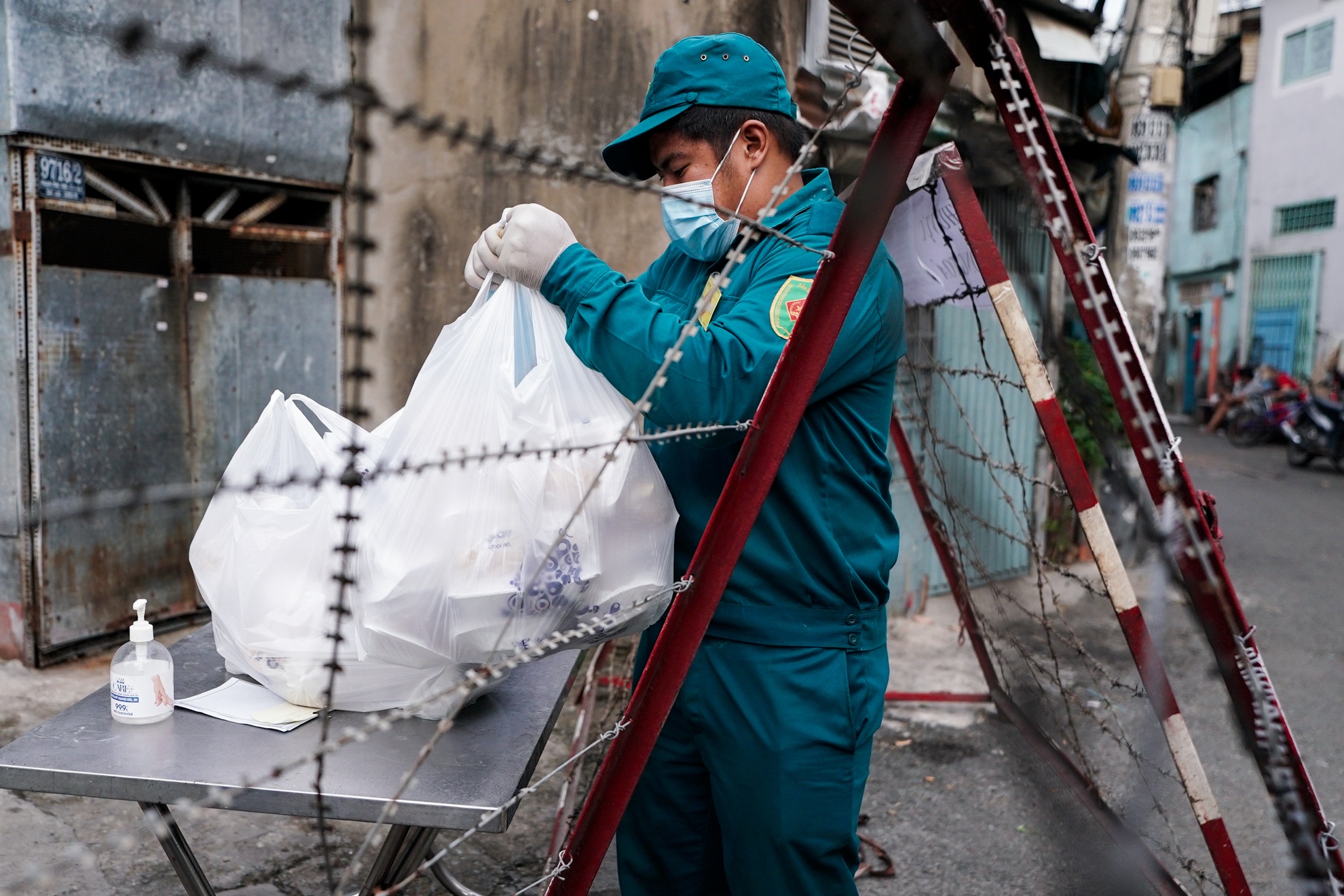 Nguoi dan khu phong toa duoc UBND phuong ‘nuoi’ 14 ngay hinh anh