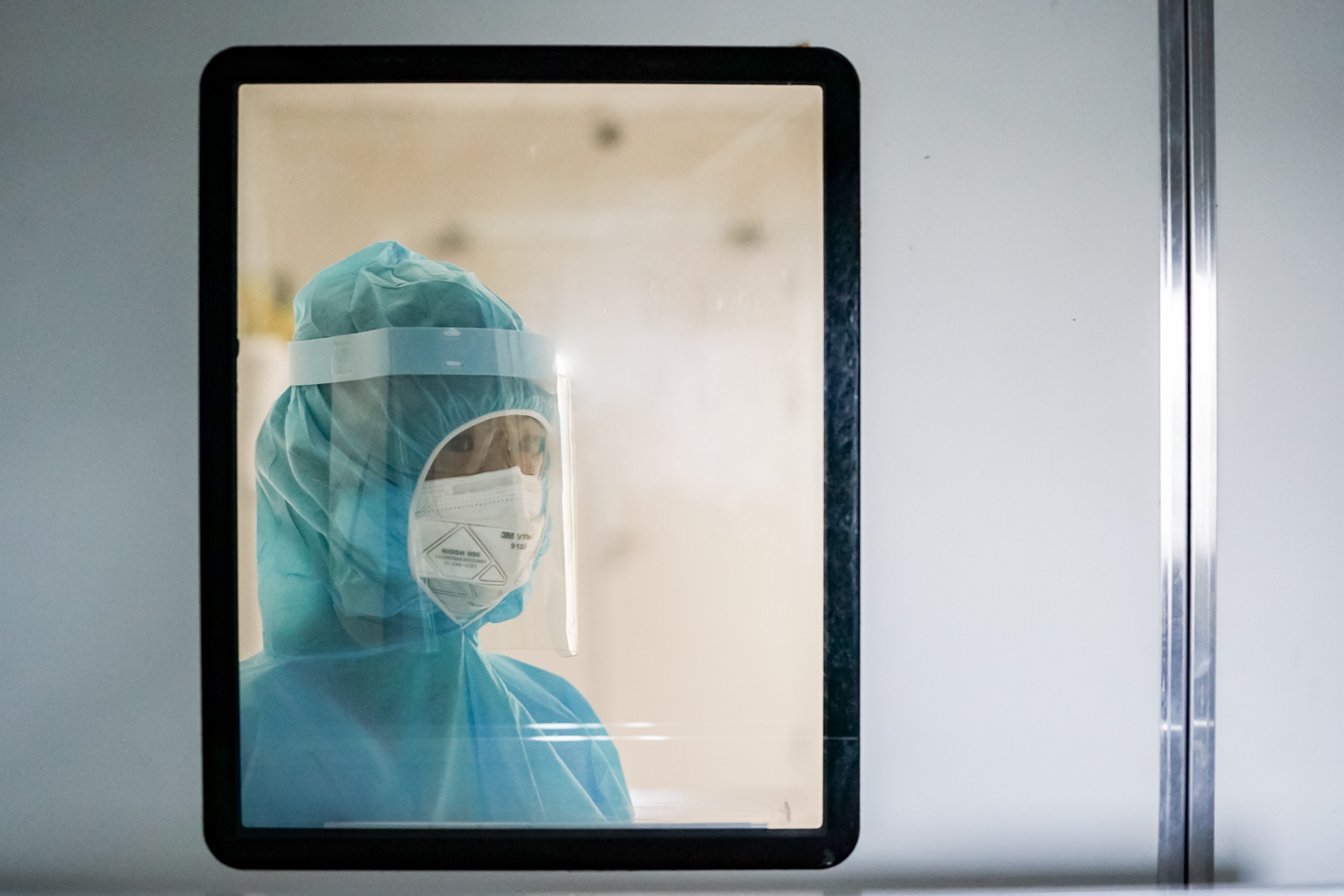 Ben trong khu dieu tri be trai mac Covid-19 tai TP.HCM hinh anh