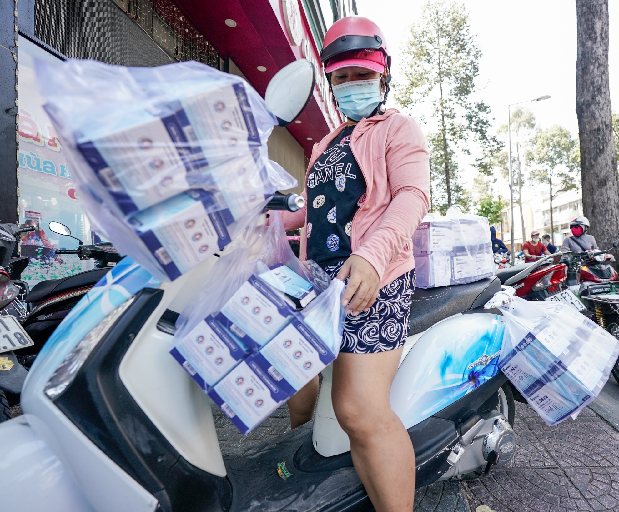 Mot cua hang o TP.HCM ban hon 12 trieu khau trang trong 1 ngay hinh anh