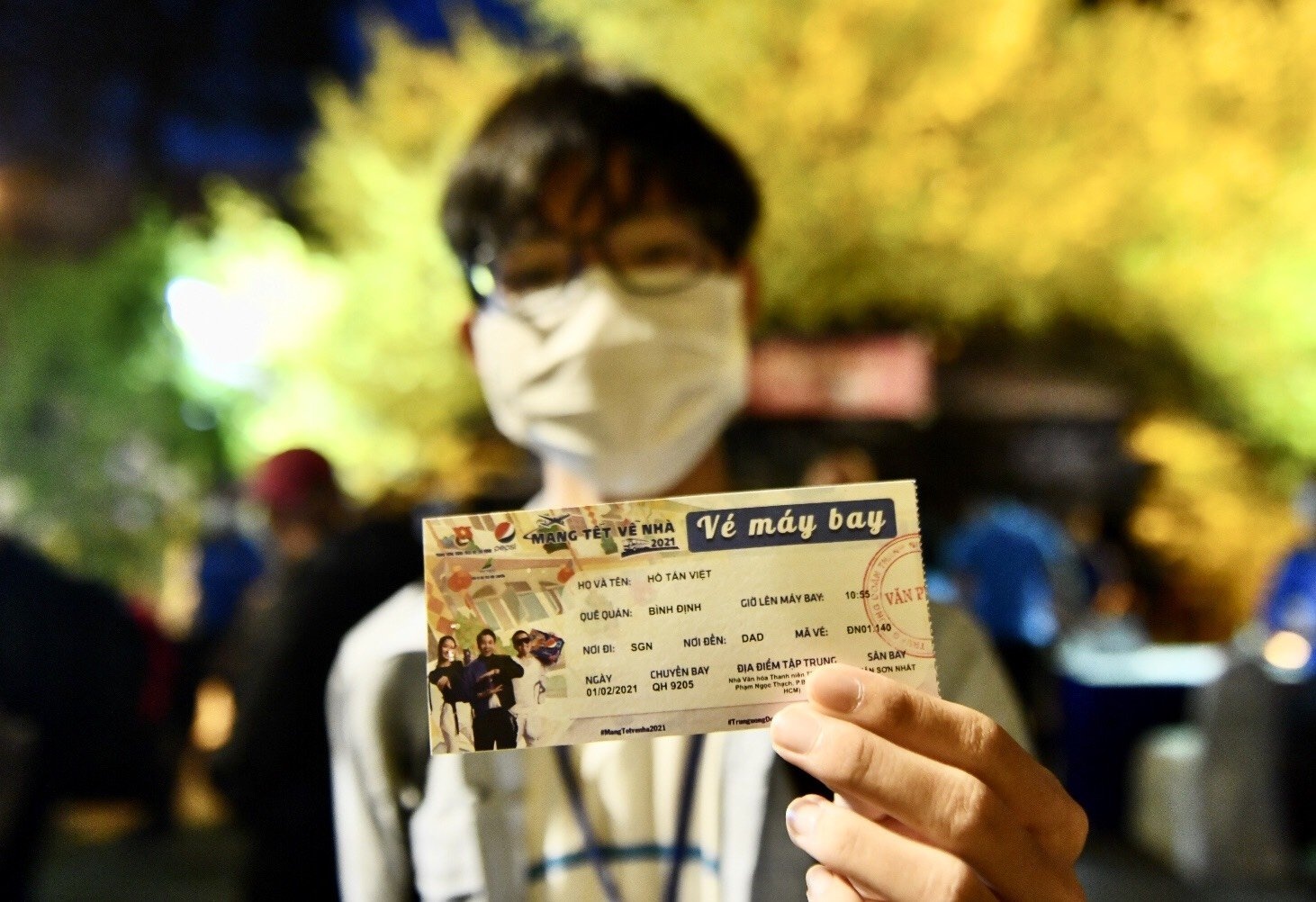 Gan 1.200 sinh vien, cong nhan nhan ve may bay mien phi ve que don Tet hinh anh