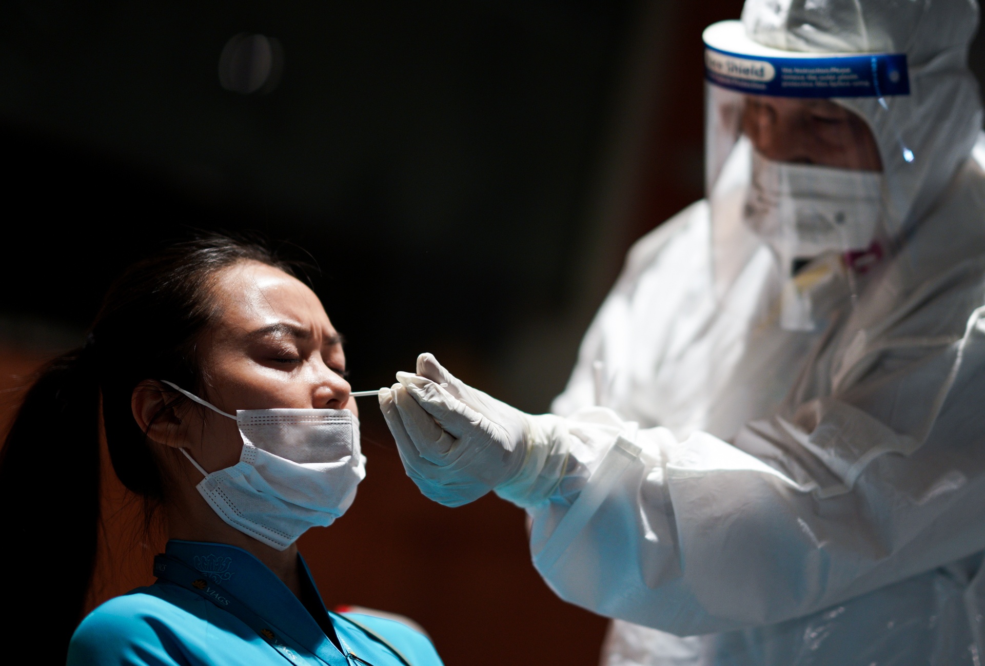 Lay mau xet nghiem Covid-19 tai Tan Son Nhat anh 5