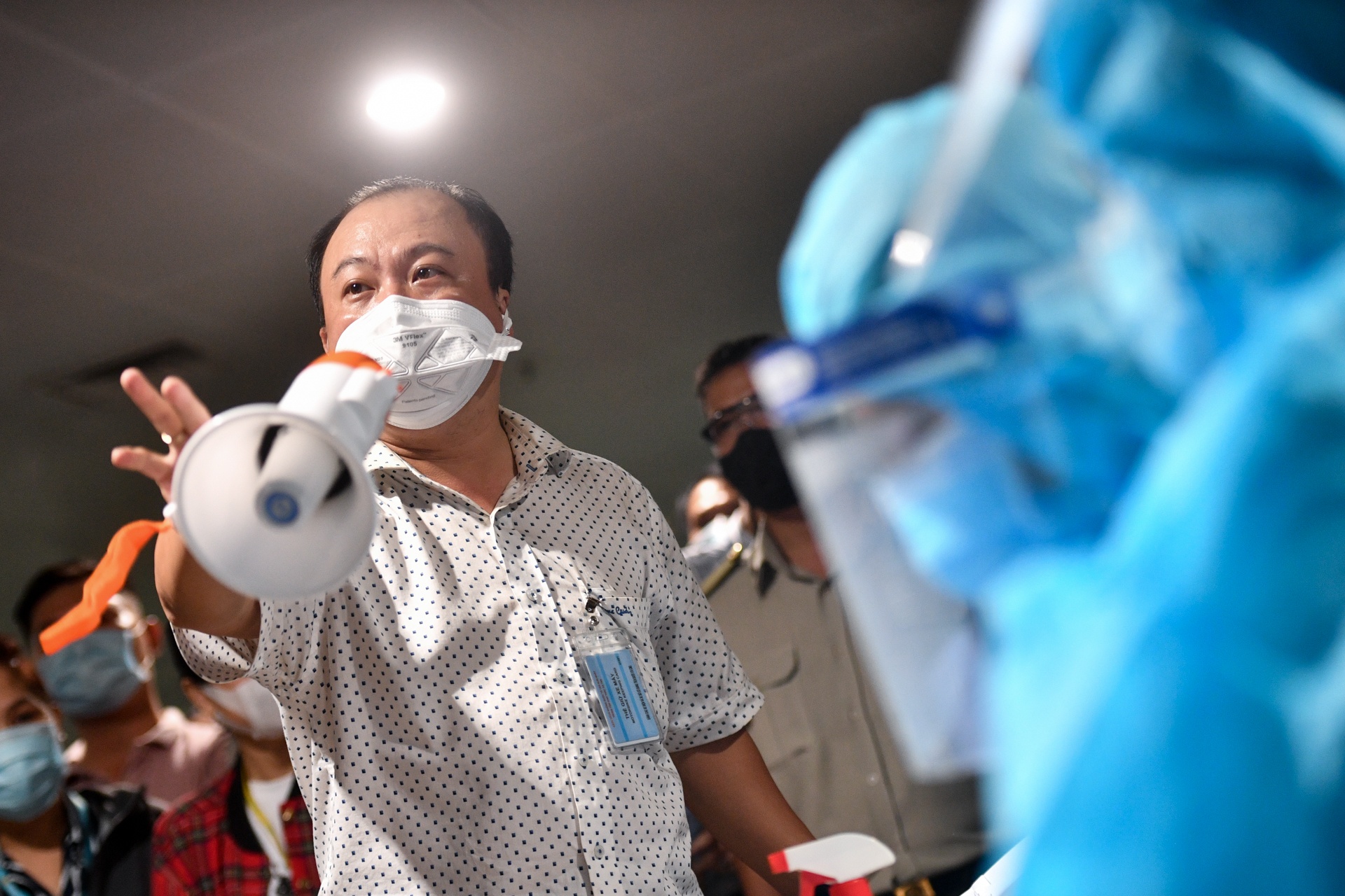 Lay mau xet nghiem Covid-19 tai Tan Son Nhat anh 3